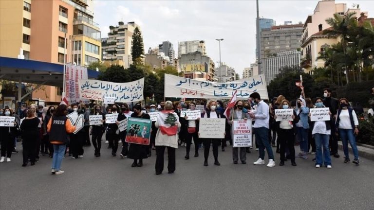 Des centaines de Libanais protestent contre la détérioration des conditions économiques
