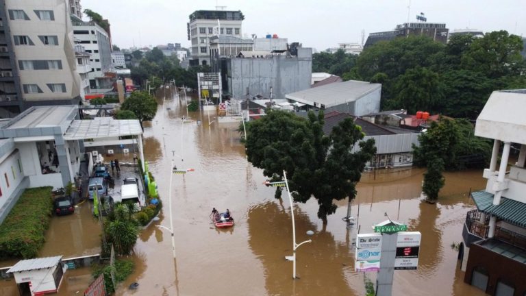 Indonésie: le bilan des inondations et glissements de terrain s’alourdit à 181 morts