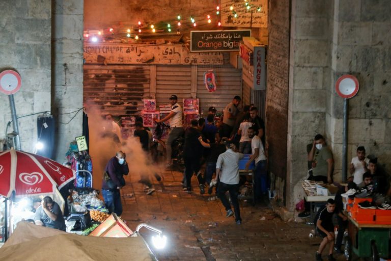 Israël opprime les Palestiniens à « Bab al-Amoud » et empêche l’arrivée des ambulances