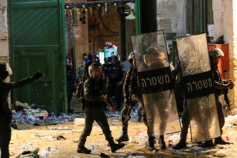 Israël vise les manifestants près de la frontière de Gaza avec des grenades de gaz lacrymogène