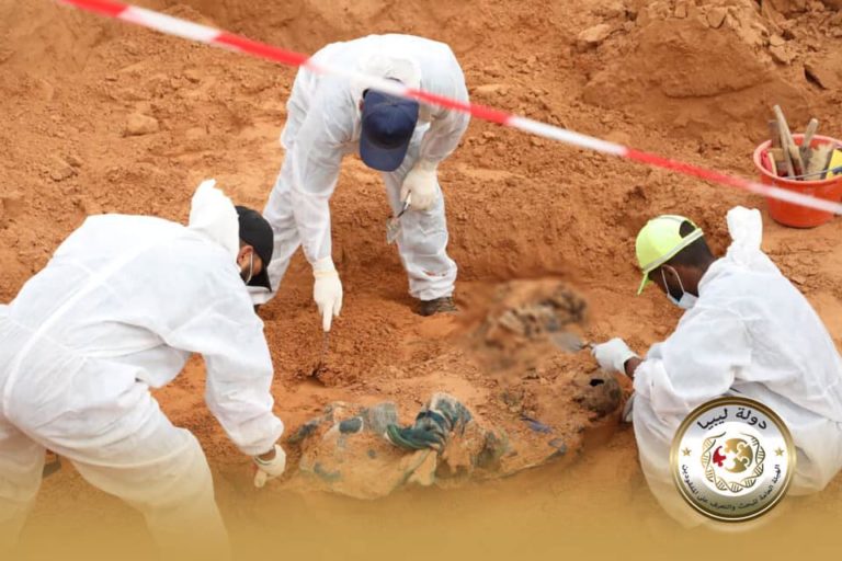 Libye: les corps de six personnes non identifiées exhumés d’un charnier à Tarhouna