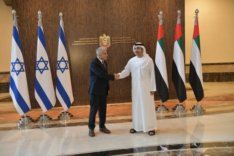 Le ministre israélien des Affaires étrangères arrive aux Émirats arabes unis et inaugure l’ambassade de son pays