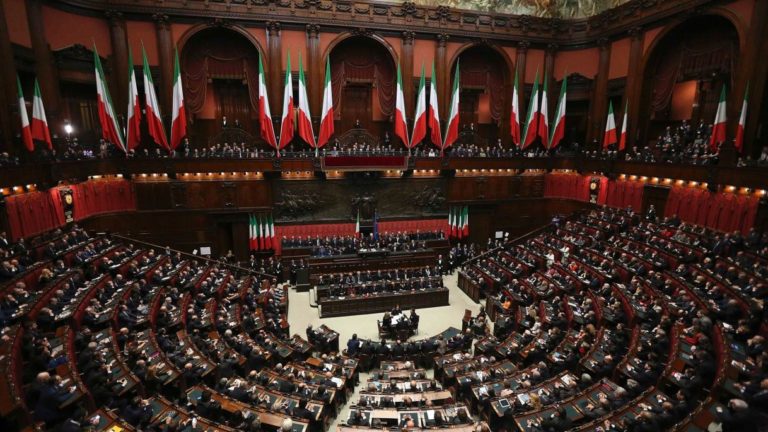 Italie: Pagaille au parlement après que des députés se sont insurgés contre le pass sanitaire