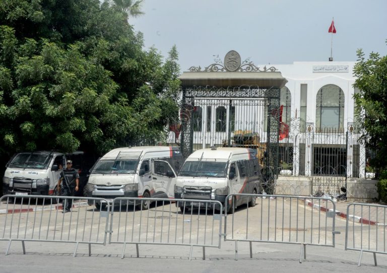 Tunisie: interdiction d’une réunion dénonçant « le putsch » de Saïed