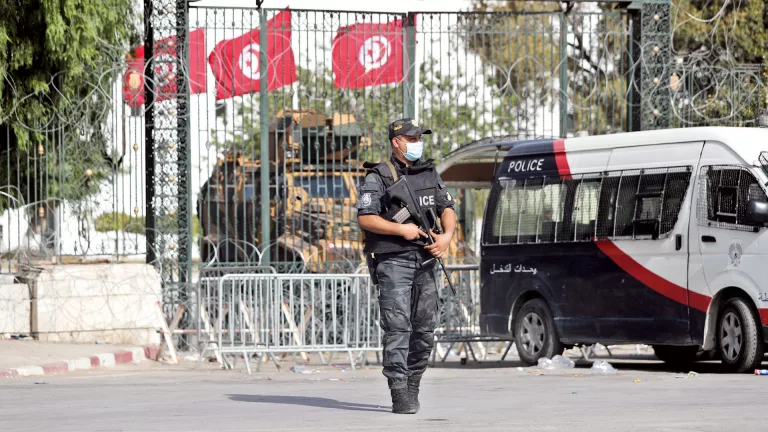 La confiscation des pouvoirs par le président tunisien menace les droits, affirme Human Rights Watch