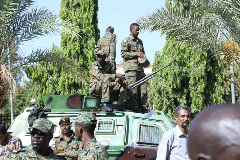 Soudan: une force militaire arrête le Premier ministre « après avoir refusé de soutenir le coup d’État »