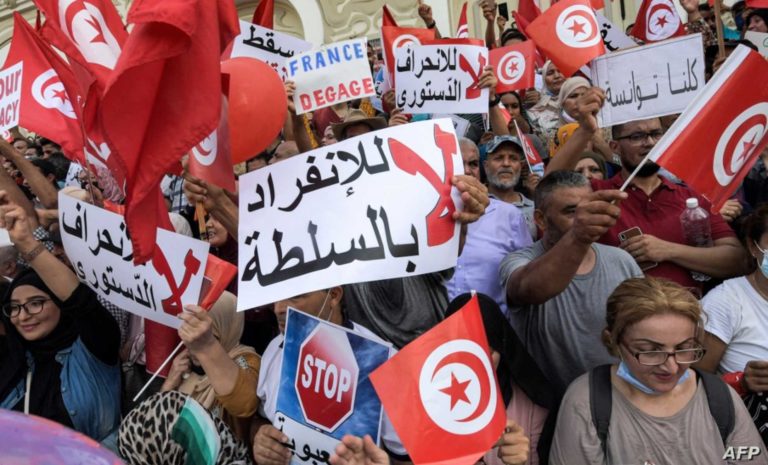 Tunisie : Des milliers de personnes manifestent contre les mesures « exceptionnelles » de Kaïs Saïed