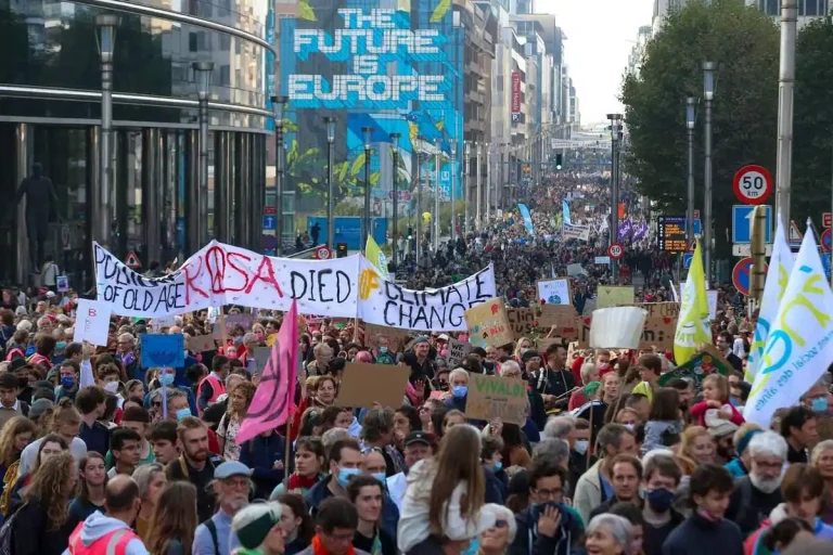 Bruxelles: Manifestation de milliers de personnes pour sensibiliser au changement climatique