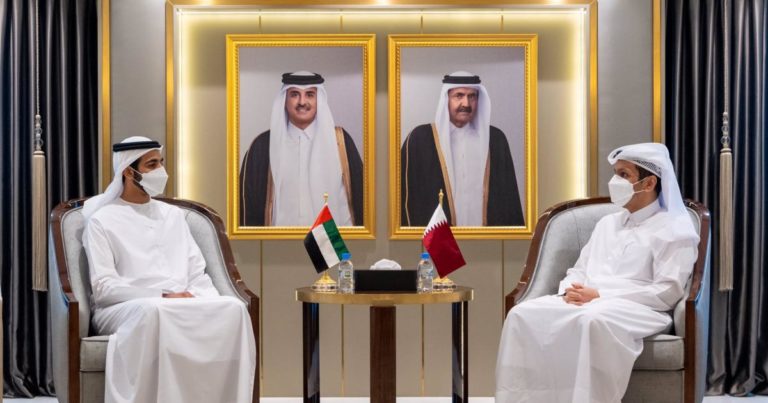 Pourparlers qataro-émiratis sur les moyens de développer les relations bilatérales