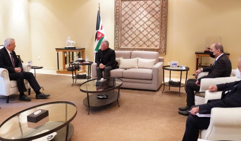 Le roi de Jordanie rencontre Gantz et souligne la nécessité de l’apaisement en Palestine