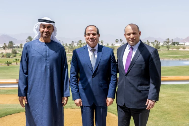 Médias hébreux : «Al-Sissi, ben Zayed et Naftali Benett se sont rencontrés à Charm el-Cheikh»