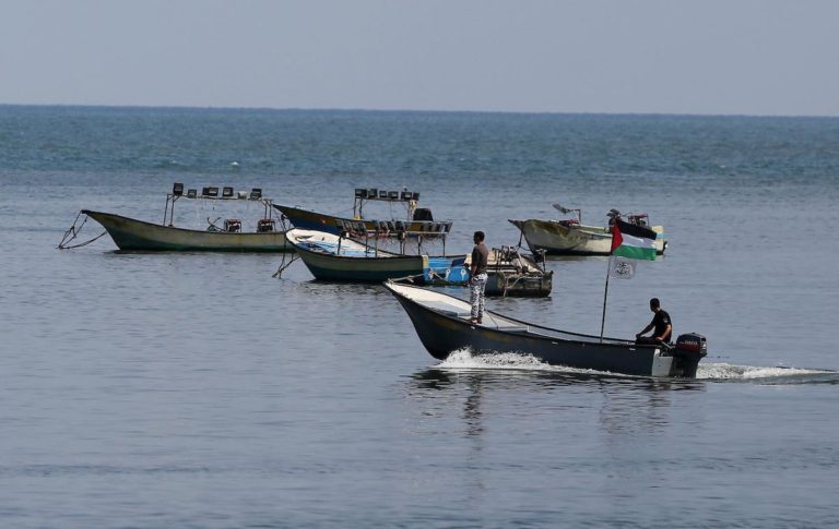 La marine israélienne arrête quatre pêcheurs dans le nord de Gaza