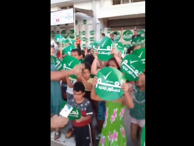 Tunisie-Référendum : Les activistes dénoncent l’implication des enfants dans la campagne électorale  