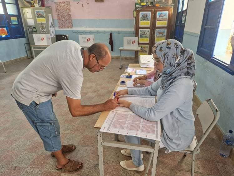 Tunisie-Référendum : Des ordres ont été donnés au chef d’un centre de vote pour ne pas parler aux journalistes
