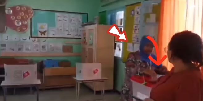 Tunisie-Référendum : Une employée de vote signe à la place d’un électeur (vidéo)