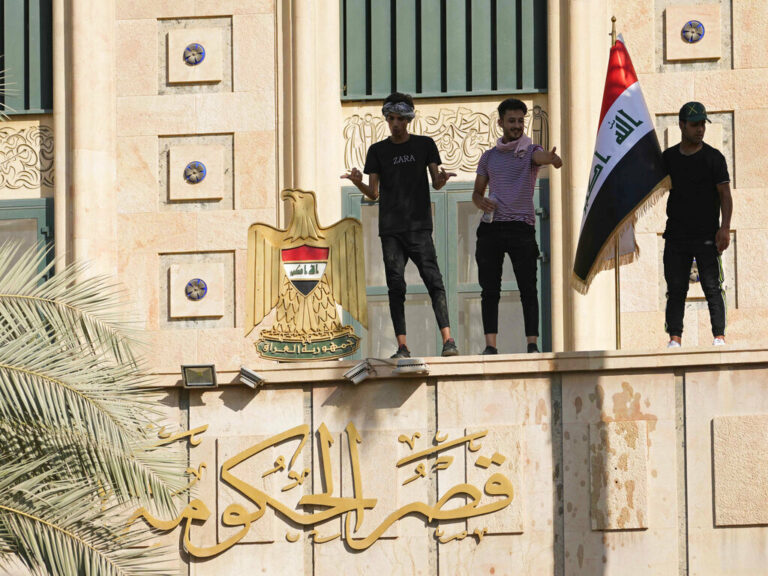 Irak : Couvre-feu dans tout le pays suite à l’assaut donné par des manifestants contre le Palais du gouvernement