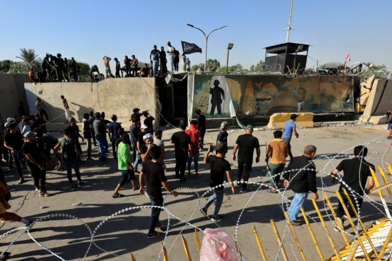 Irak : des heurts font 12 morts à Bagdad après l’annonce par Moqtada Sadr de son retrait de la politique