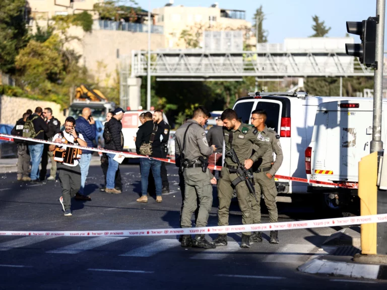 Jérusalem: deux explosions dans des arrêts de bus font au moins 14 blessés