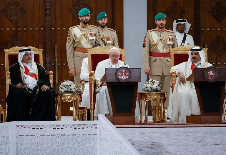 Le pape François préside sa première messe au Bahreïn en présence de 28 mille personnes