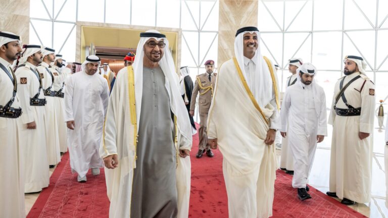 Le président émirati et l’émir du Qatar discutent des développements régionaux