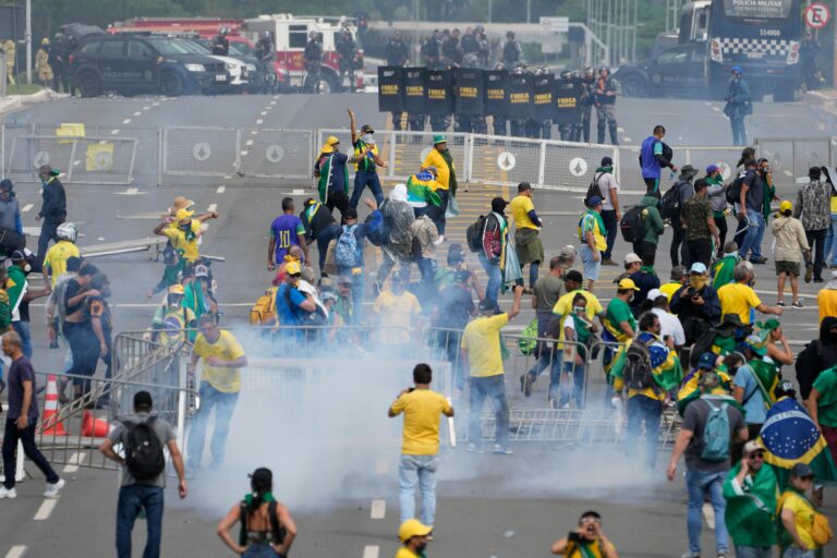 Brésil : les partisans de Bolsonaro prennent d’assaut le bâtiment du Congrès