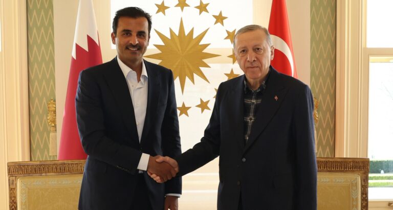 L’émir du Qatar en Turquie, le premier chef d’Etat à se rendre sur place après le violent séisme